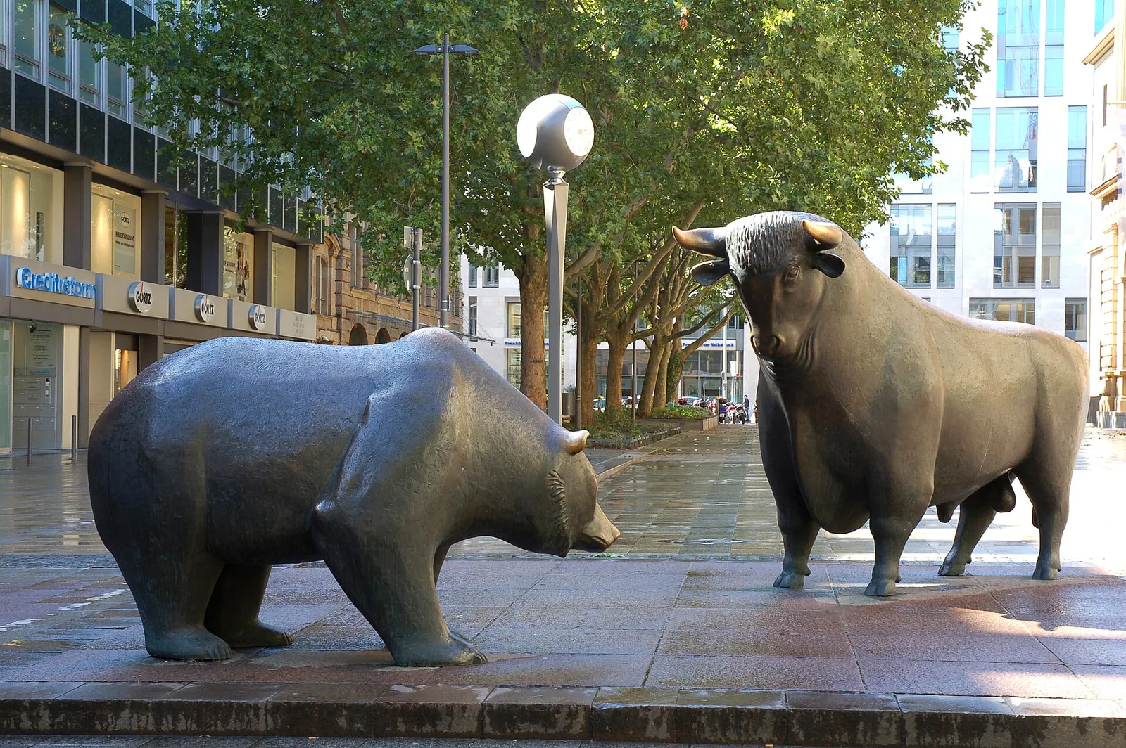 The bull and bear statue outside the Frankfurt Stock Exchange
