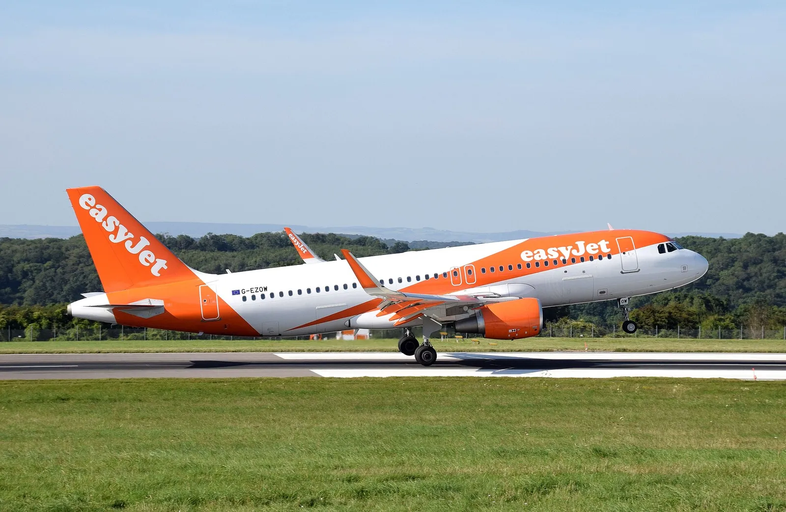 An easyJet Airbus A320 landing