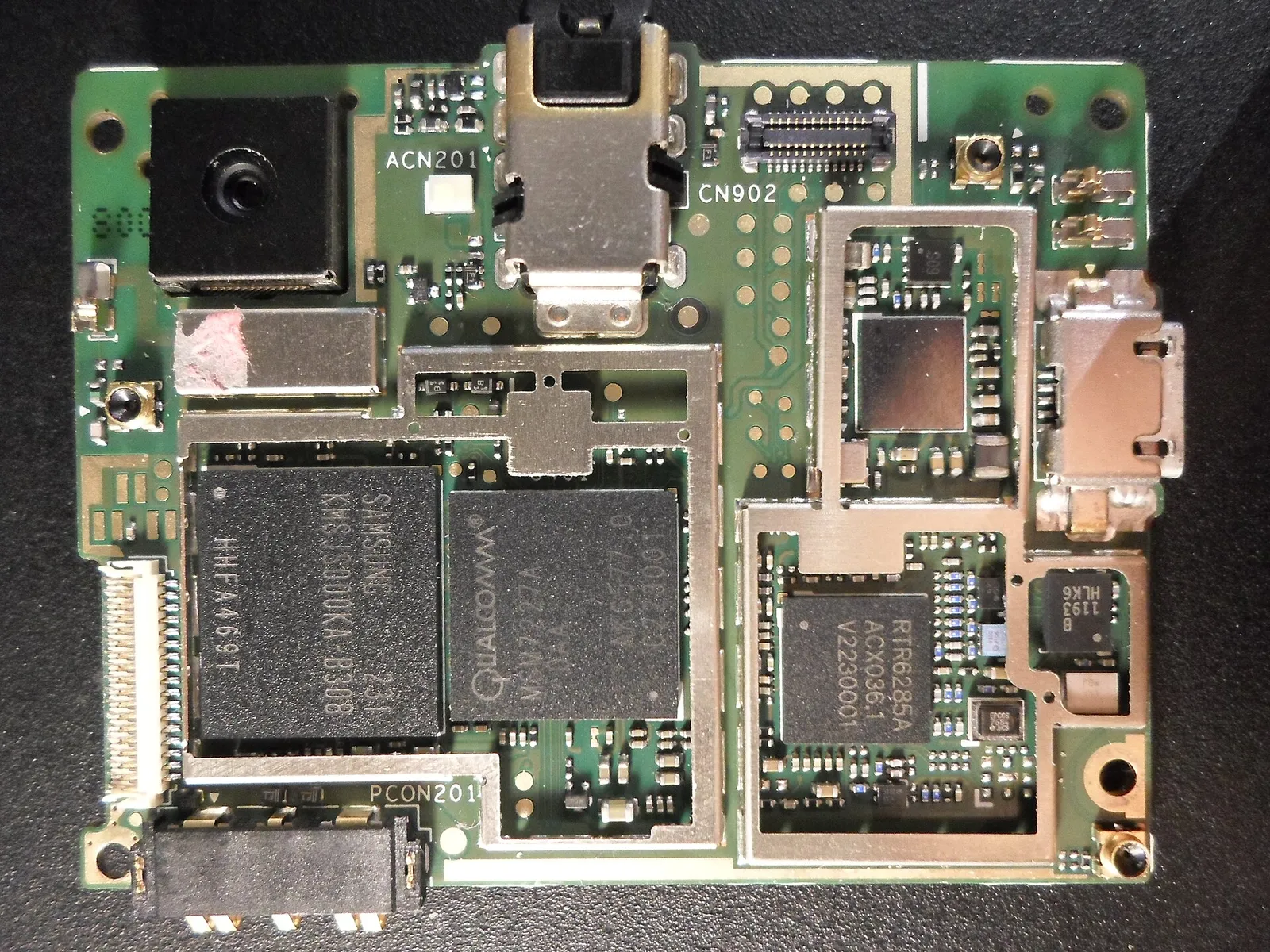 A smartphone circuit board and its chips