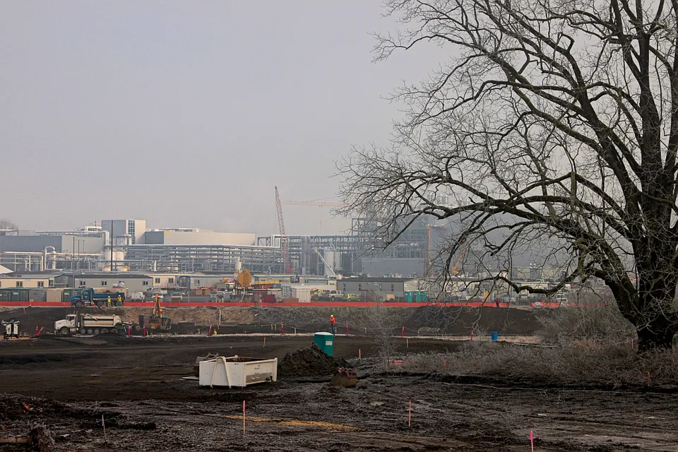 Construction of a semiconductor fabrication plant