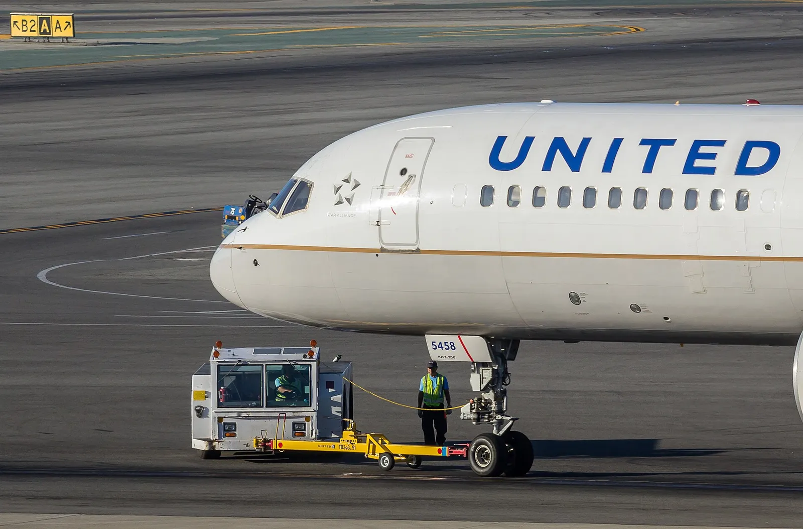 A United Airlines Boeing 757 at San Francisco airport