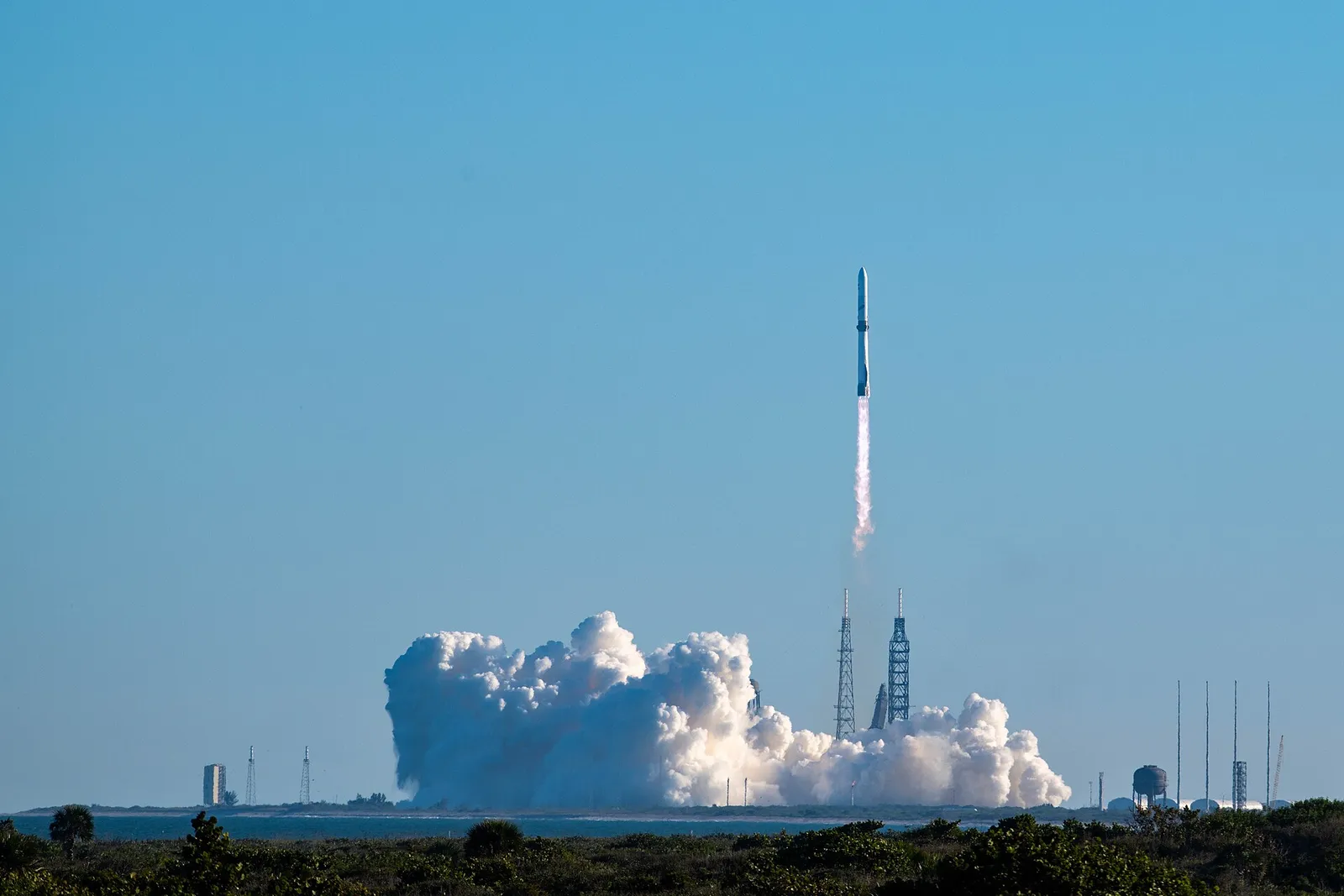 Blue Origin's New Glenn rocket lifting off
