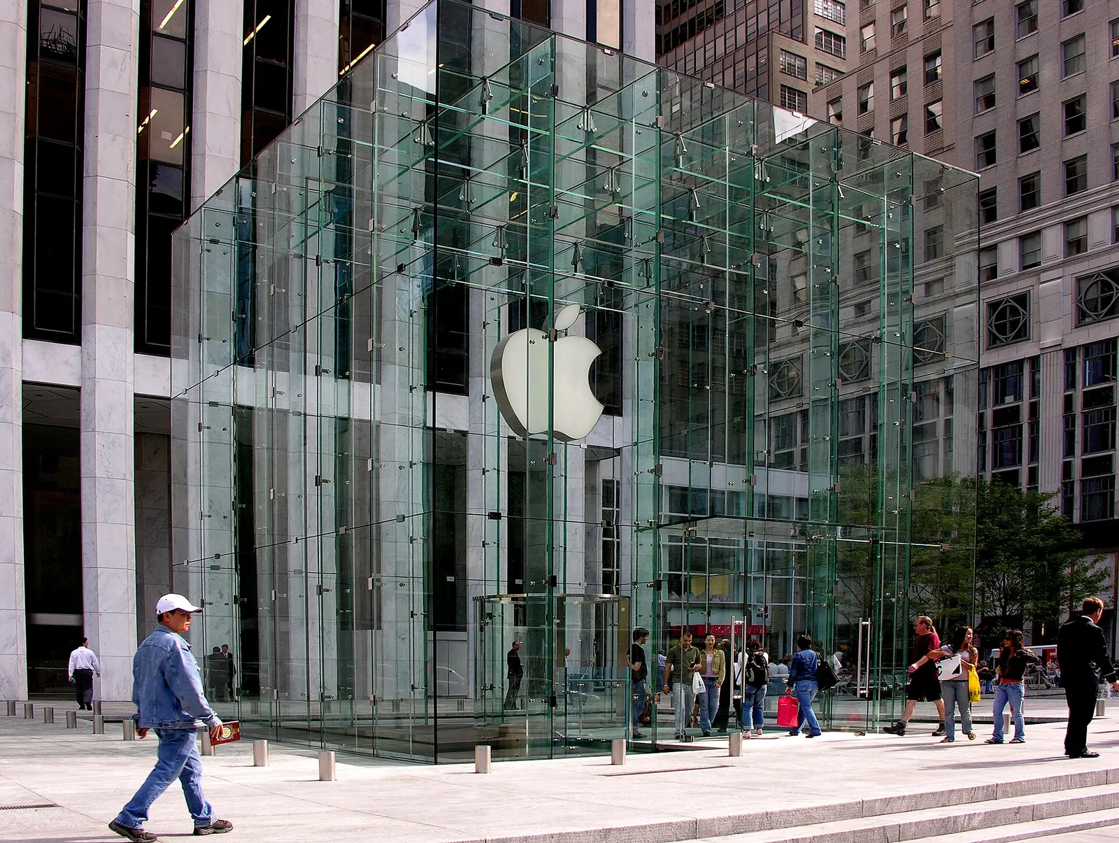 The glass-cube Apple Store on Fifth Avenue, New York