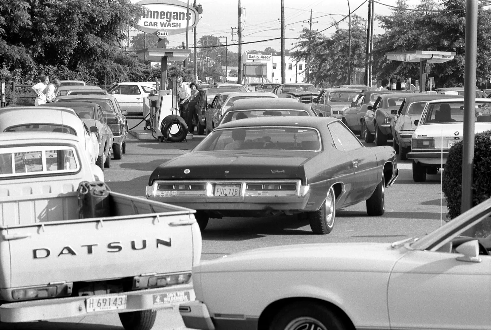 A line at a gas station during the 1979 oil crisis